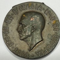 Vittorio Emanuele III: medaglia (1936) commemorativa delle operazioni in Africa Orientale, mm 33.5. Traccia dell'appiccagnolo per il nastrino