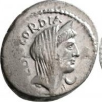 Mussidia, L.Mussidius Longus (42 a.C.): denario (Crawford#494/42; Sydenham#1093b; Babelon#6; BMC#4242), grammi 3.65. E' questa la moneta dalla quale ha preso spunto il famoso 1000 lire italiano "CONCORDIA" del 1970. Fondi lucenti
