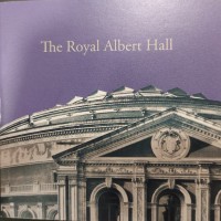 Gran Bretagna, Elisabetta II (1952-2022): 5 sterline 2021 -doomed- "The Royal Albert Hall", nel mastodontico cofanetto originale. emissione di soli 200 pezzi. E' questa ad oggi la sola moneta concava emessa dalla zecca inglese