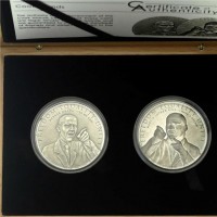 Isole Cook, Elisabetta II (1952-2022): dittico di 2 monete da 5 dollari 2010 "Barack Obama e Martin Luther King" (KM#729/730), nell'elegante cofanetto originale in legno con certificato