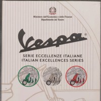 Italia 2019: 5 euro "VESPA", trittico a tiratura limitata, nel folder unico originale, CON la scritta "omaggio"